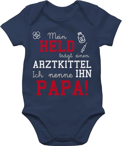 Baby Body Junge Mädchen - Sprüche - Mein Held trägt einen Arztkittel - 12/18 Monate - Navy Blau - babygeschenke arzt babymode witzig spruch papa bodys strampler für ,papa babybody mit sprüchen