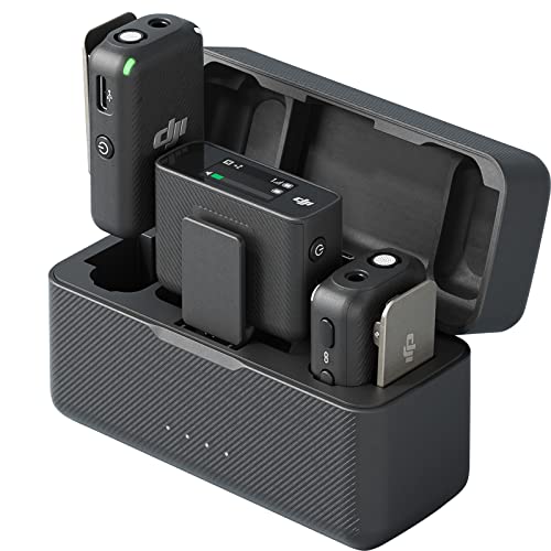 DJI Mic (2 Sender + 1 Empfänger + Ladeschale), Lavalier-Funkmikrofon, 250 m Reichweite, 15 Stunden Akkulaufzeit, Geräuschunterdrückung Funkmikrofon für PC, iPhone, Interviews, YouTube, Vlogs