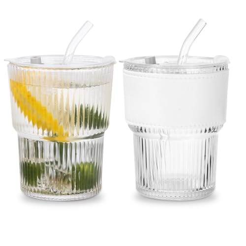 Zhufas 2 Stück 450ML / 15.8OZ Glas mit Deckel und Strohhalm, Gestreifte Trinkbecher mit Cup-Ärmel,Wasserdichtes Design Transparente Glas Smoothie Becher für Cocktails Eiskaffee Trinkgläser