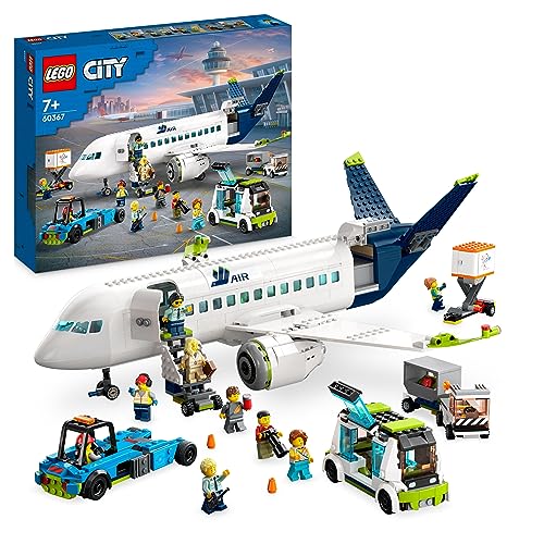 LEGO 60367 City Passagierflugzeug Spielzeug-Set, großes Flugzeug-Modell mit Fahrzeugen des Flughafen-Bodenpersonals: Vorfeldbus, Pushback-Schlepper, Catering-Lader, Gepäckwagen und 9 Minifiguren