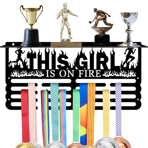 SUPERDANT This Girl is On Fire Trophäen Und Medaillenregal Medaillenhalter Zur Präsentation von 4 Reihe Rennmedaillendisplay Und Medaillenaufhänger Mit Regal Für Sportlerinnen