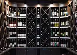 BELECO 2.1x1.5m Stoff Luxus Weinkeller Fotografie Hintergrund Spirituosenladen Pub Bar Alkoholflaschen Weinregal Hintergrund Tapete Whisky Thema Party Dekorationen Erwachsene Portrait Fotoshooting