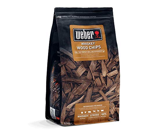 Weber Räucherchips (700g Packung) - Whiskey, aus Whiskeyfässern hergestellt, für Gemüse und alle Arten von Fleisch, EU-Produkt, nachhaltig gewonnen, FSC zertifiziertes Holz (FSC Mix) (17627)