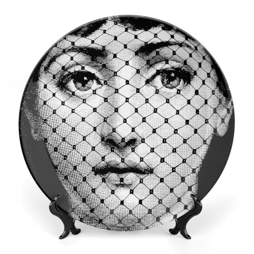ROTOOY Lina Cavalieri Teller, Fornaset Dekoteller, Wanddekorationsplatte, geheimnisvolle Gesichtsplatte, Wandbehang, Dekoration, inklusive Halterung und speziellem Federhaken, 20,3 cm, S (13)