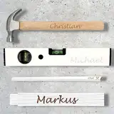 Geschenk Set - Hammer + Zollstock + Wasserwaage + Zimmermannsbleistift - mit Name personalisiert - Gravur - Handwerker Bauherr Vatertag Papa Opa Mann Heimwerker Weihnachten Geschenkset Männer