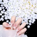 JJUNW 1000 Stück Nail Art Charms 3D Nagel Charms Nail Art Deko Set Blumen Nagelanhänger Weiß Blumen Nail Gems mit Goldene Stahlkugeln Nagelkunst Dekoration DIY Handwerk Nail Design