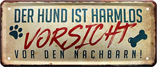 WOGEKA ART Retro Blechschild - Der Hund ist harmlos, Vorsicht vor den Nachbarn - witziger Spruch Geschenk-Idee Geburtstag Weihnachten Dekoration 28x12 cm Vintage-Design Metall 1514