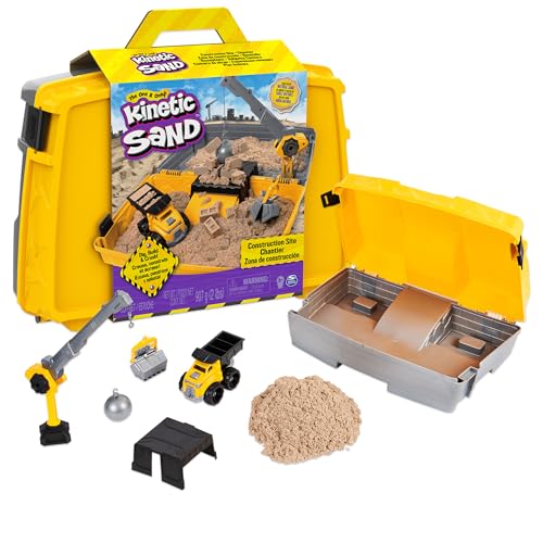 Kinetic Sand Baustellen Koffer - mit 907 g original magischem kinetischem Sand aus Schweden, Baustellenfahrzeug und Zubehör für kreatives Indoor-Sandspiel, für Kinder ab 3 Jahren