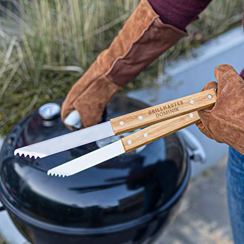 Grillzange personalisiert mit Name - Vatertagsgeschenk für Papa personalisiert, Grillzange mit Gravur aus Edelstahl mit Holzgriff, Grill Geschenke für Männer