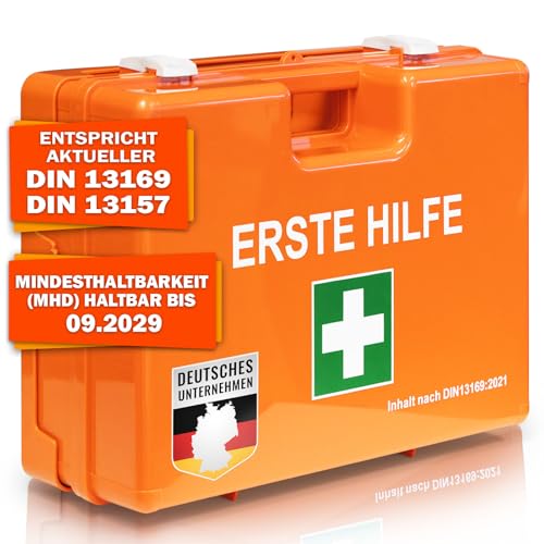 KARAT Kleine Erste Hilfe Kasten für Betriebe DIN 13157 gefüllt inkl. Wandhalterung | 1 Hilfe Verbandskasten Set für Werkstatt, Büros & Gastro, Notfallbox bis 50 Mitarbeiter und Zuhause (28x20x11,5 cm)