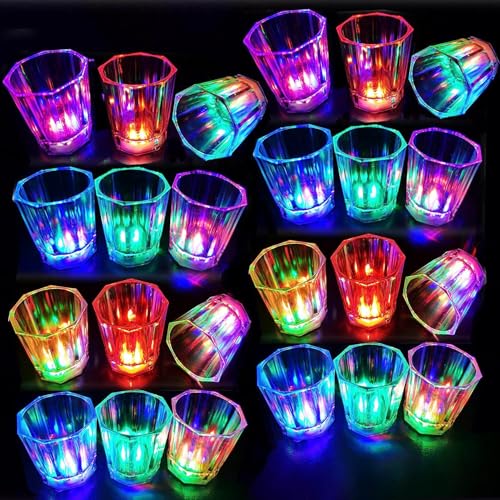 Schnapsgläser Leuchtende Plastik 24Pcs Neon Party Lustig Shotgläser mit Untersetzer Led Glow in the Dark Pinchengläser für Karneval Geburtstag deko Shotbecher Geschenke Silvester