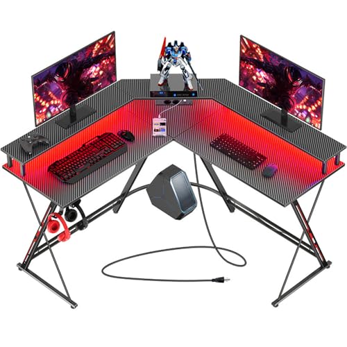 SEVEN WARRIOR Gaming Tisch L Form, Gaming Schreibtisch mit Steckdose, LED, Monitorständer & 2 Haken, Eckschreibtisch mit Carbonfaser-Oberfläche, PC Computertisch für Schlafzimmer(127 x 127 cm)