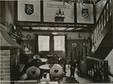 Weindiele in der Pfalzgrafenschänke im tausendjährigen Turm auf der Stadtmauer zu Bacharach am Rhein. Inh. Jürgen Bastian. AK s/w. Weinlokal Innenansicht, Trinkspruch