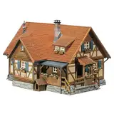 FALLER Ländliches Fachwerkhaus Modellbausatz mit 213 Einzelteilen 77x57x50mm I Modelleisenbahn Zubehör N I Modelleisenbahn Fachwerkhaus mit Dachgauben, Holz