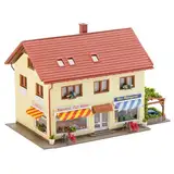 FALLER Metzgerei/Bäckerei Modellbausatz mit 179 Einzelteilen 114 x 73 x 76 mm I Modelleisenbahn Zubehör N I Modelleisenbahn Metzgerei mit Schaufenster