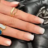 NOVO OVO Nägel zum Aufkleben Kurze Eckig Ombre French Tip Press on Fake Nails Rosa Bis Weißes Nackte Französische Künstliche Fingernägel zum Aufkleben Kunstnägel mit Kleber für Valentinstag MILK CAP