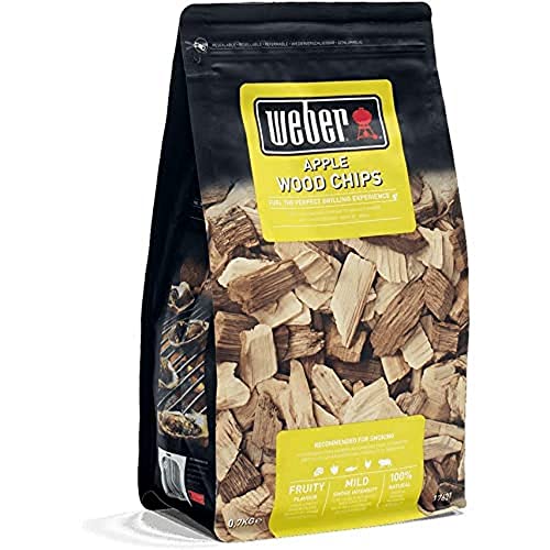 Weber Apfelholz Räucherchips (700g Packung) - dezentes Aroma, ideal für Käse, Gemüse, Fisch, Geflügel, Schwein & Wild, EU-Produkt, nachhaltig gewonnen, FSC zertifiziertes Holz (17622)