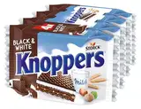 Knoppers Black and White – 4 x 25g – Gefüllte Waffelschnitte mit dunklen Kakaowaffeln, dunklen Gebäckstückchen und Nougatcremefüllung