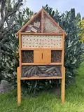 DARLUX massives handgefertigtes Insektenhotel XL aus Holz mit Standfuß 97 x 51 x 12 cm (HxBxT) Wildbienen Nisthilfe I Bienenhotel I Insektenhaus I Braun lasiert wetterfest