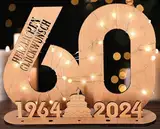 Giftota - 2024 Originelle 60 Geburtstag Geschenk Frauen & Männer - Geldgeschenke Geburtstag 60 mit LED Lichterkette Ständer - Holz-Schild Gästebuch - 60 Geburtstag Deko - Personalisierbares Geschenk