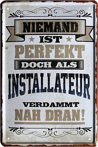 WOGEKA ART Retro Blechschild - Niemand ist perfekt, doch als Installateur - witziger Spruch als Geschenk-Idee Geburtstag Weihnachten Dekoration 20x30 cm Vintage-Design Metall 2212