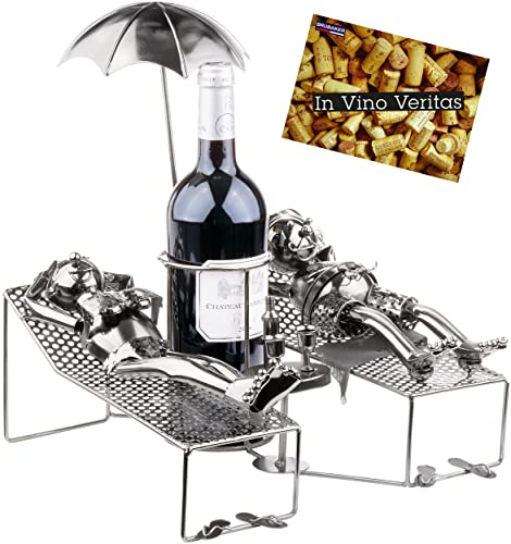 BRUBAKER Weinflaschenhalter Liebespaar im Urlaub - Metall Skulptur Flaschenständer liegendes Paar unter Palme - Silber Metallfigur Flaschenhalter Weingeschenk für Urlauber mit Grußkarte