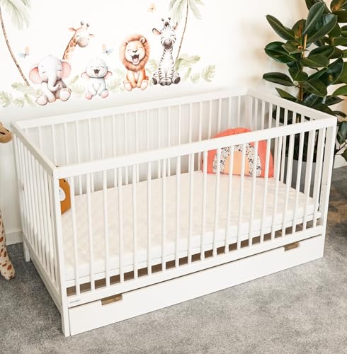 ALAVYA HOME® Babybett mit Matratze und Schublade TOBI Das Beste für Kleine Babys I 9-Fach höhenverstellbarer EN 716-1, Babybett 60x120 Weiß Gitterbett mit 3 Schlupfsprossen aus Buchenholz