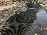 AquaOne Teichnetz feinmaschig 2x3m I Teichabdeckung für laubfreien Teich I vielseitiges Netz in schwarz I Abdecknetz mit 6 Spießen I Schutznetz für Gartenteich