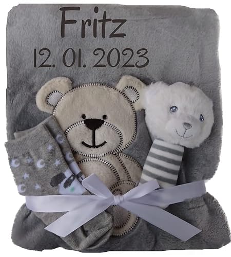 Wuff-Dogsworld Babydecke mit Namen Bestickt + Zugabe Babyrassel oder Babysocken Geschenk Baby Taufe Geburt Junge Mädchen