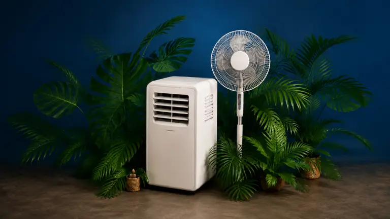 Klimagerät und Ventilator zwischen tropischen Pflanzen